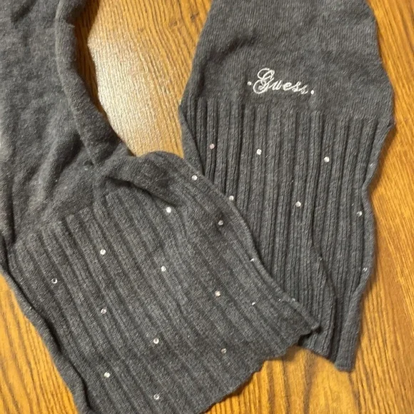 🌷 Guess 🌷 Grey Knit Rhinestone Scarf - Picture 4 of 4